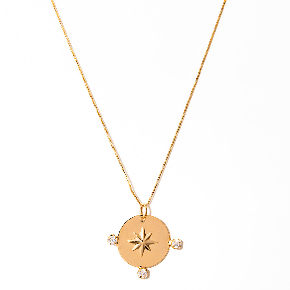 Colar Medalha Rosa dos Ventos com Zircônias Banhado a Ouro 18k – Quasar | Direção e Elegância