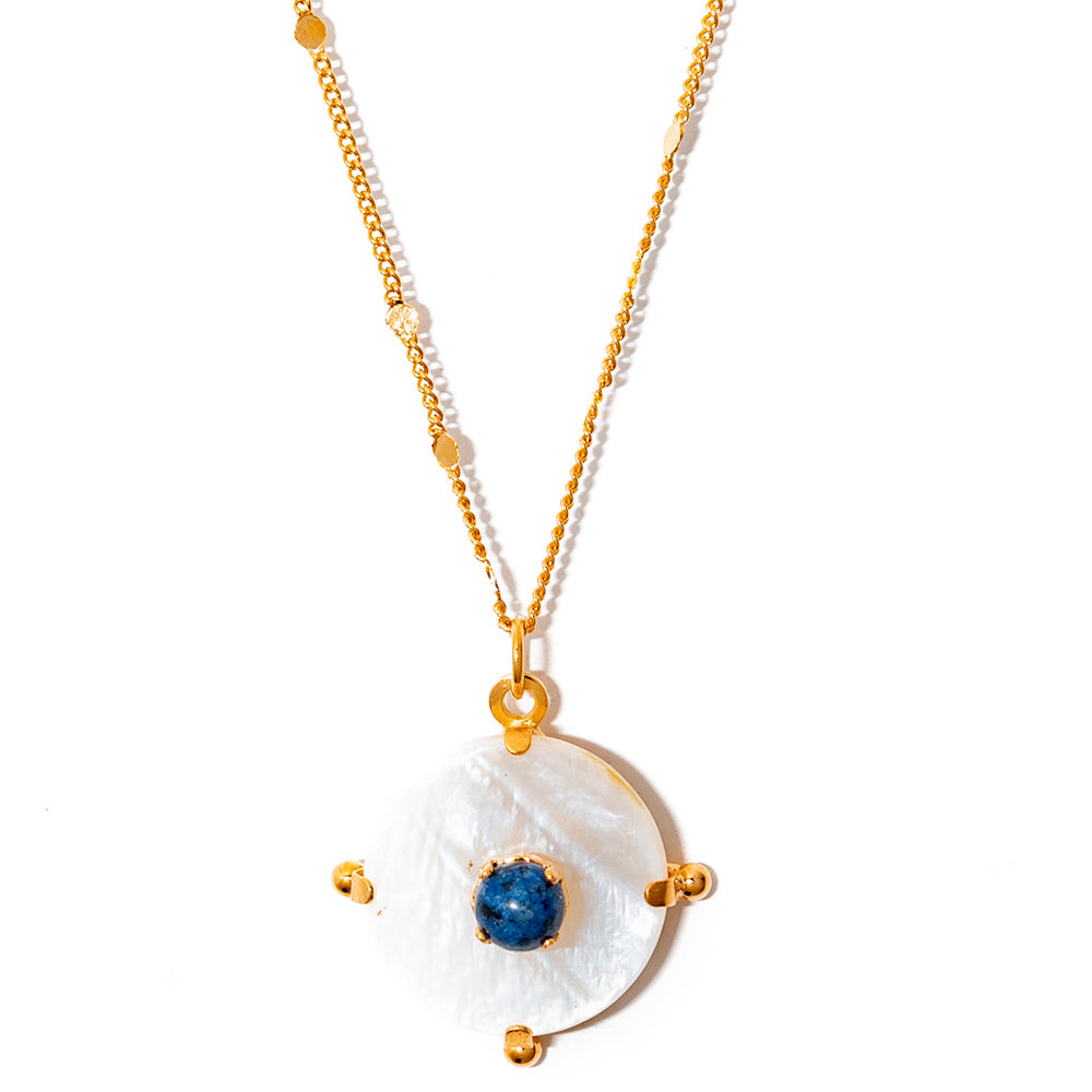 Colar com Pingente de Madrepérola e Lápis-Lazúli Banhado a Ouro 18k – Centauri | Elegância e Proteção