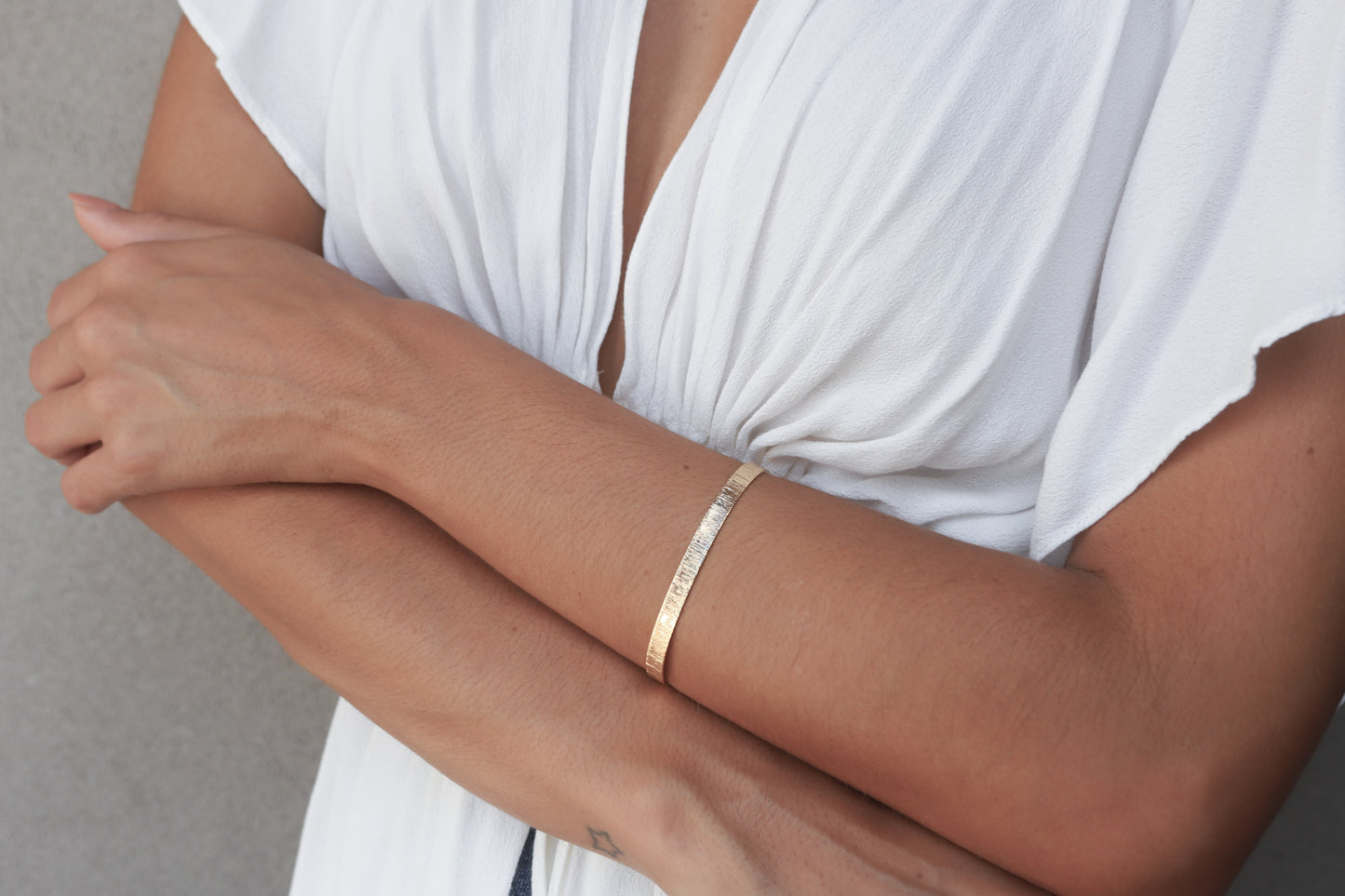 bracelete banhado a ouro 18k com textura - Atlas