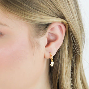 Argola Banhada a Ouro 18k com Pingente de Coração – Antlia | Delicadeza e Romantismo