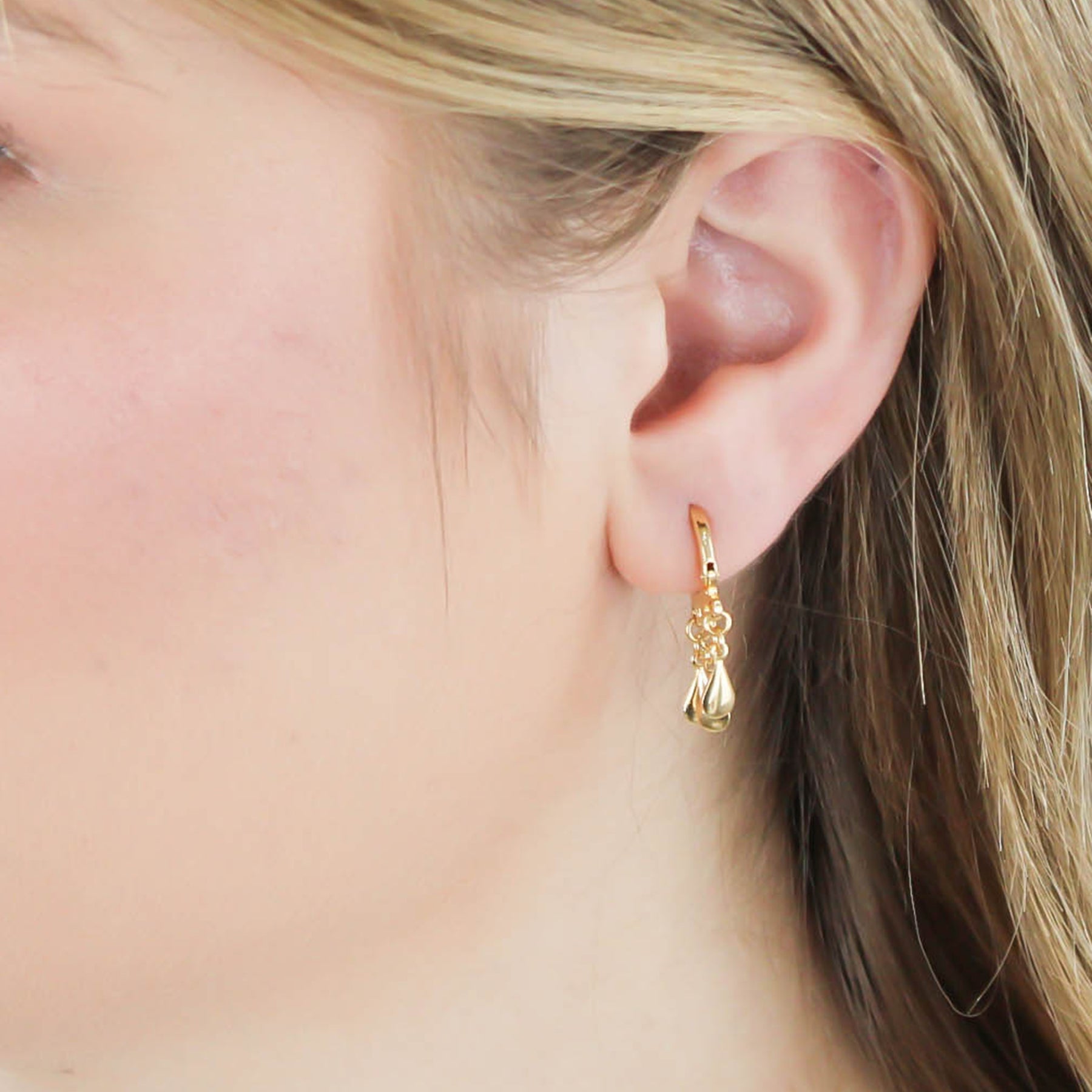 Argola Banhada a Ouro 18k com Pingente Gotinha – Hydrus | Delicadeza e Brilho Elegante