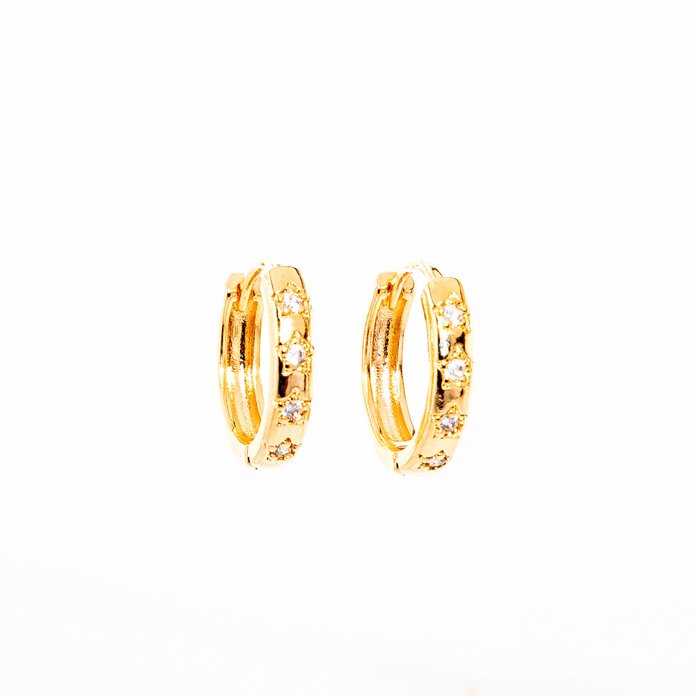 argola banhada ouro 18k mini zircônias estrelas M - Áquila