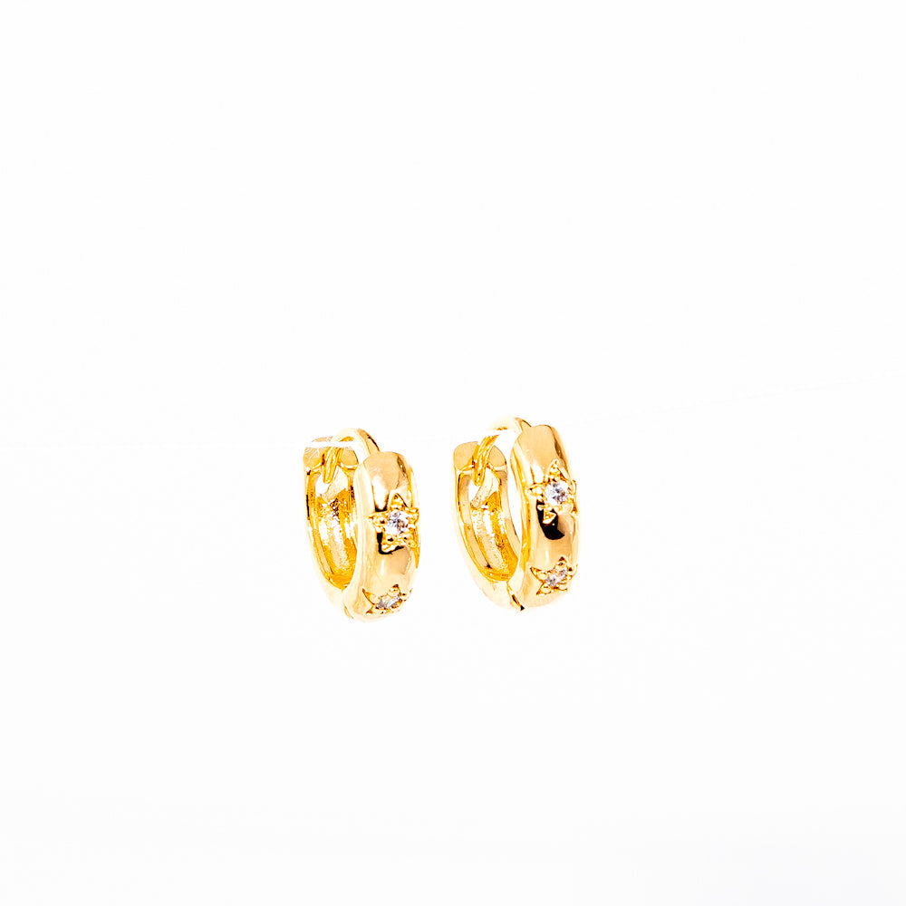 argola banhada a ouro 18k mini zircônias estrelas P - Áquila