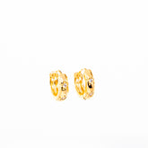 argola banhada a ouro 18k mini zircônias estrelas P - Áquila