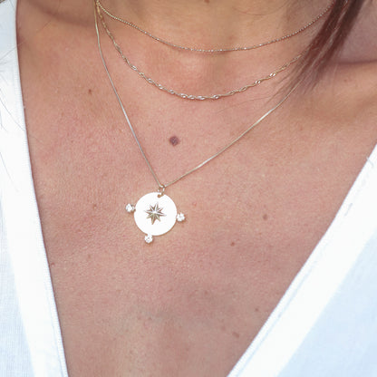 colar banhado a ouro 18k medalha zircônias rosa dos ventos - Quasar