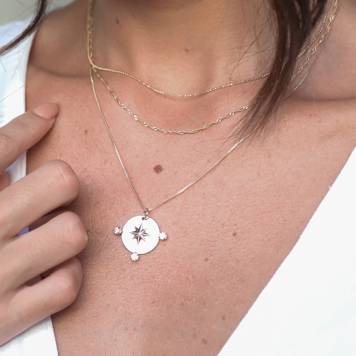 colar banhado a ouro 18k medalha zircônias rosa dos ventos - Quasar