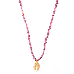 colar banhado a ouro 18 k cristal granada com pingente hamsa - Hare