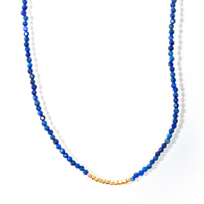 colar banhado a ouro 18k micro pedras lapis lásuli com detalhes em metal - Lira