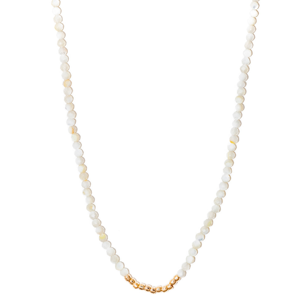 colar banhado a ouro 18k micro pedras madrepérola com detalhes em metal - Lira